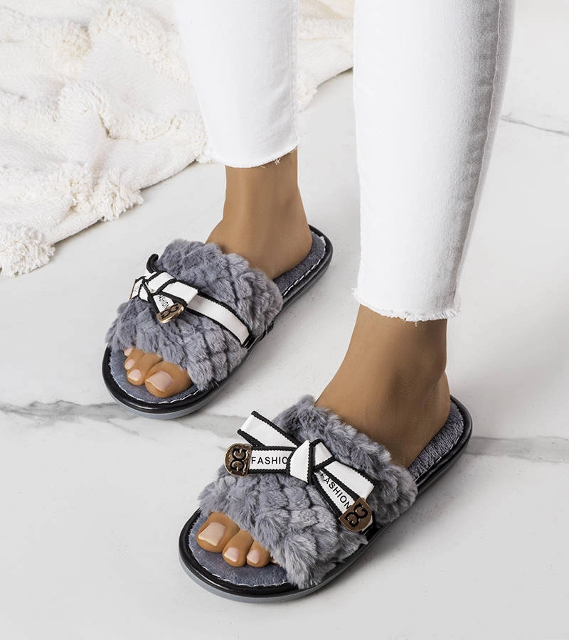 Szürke papucs Peter masnival