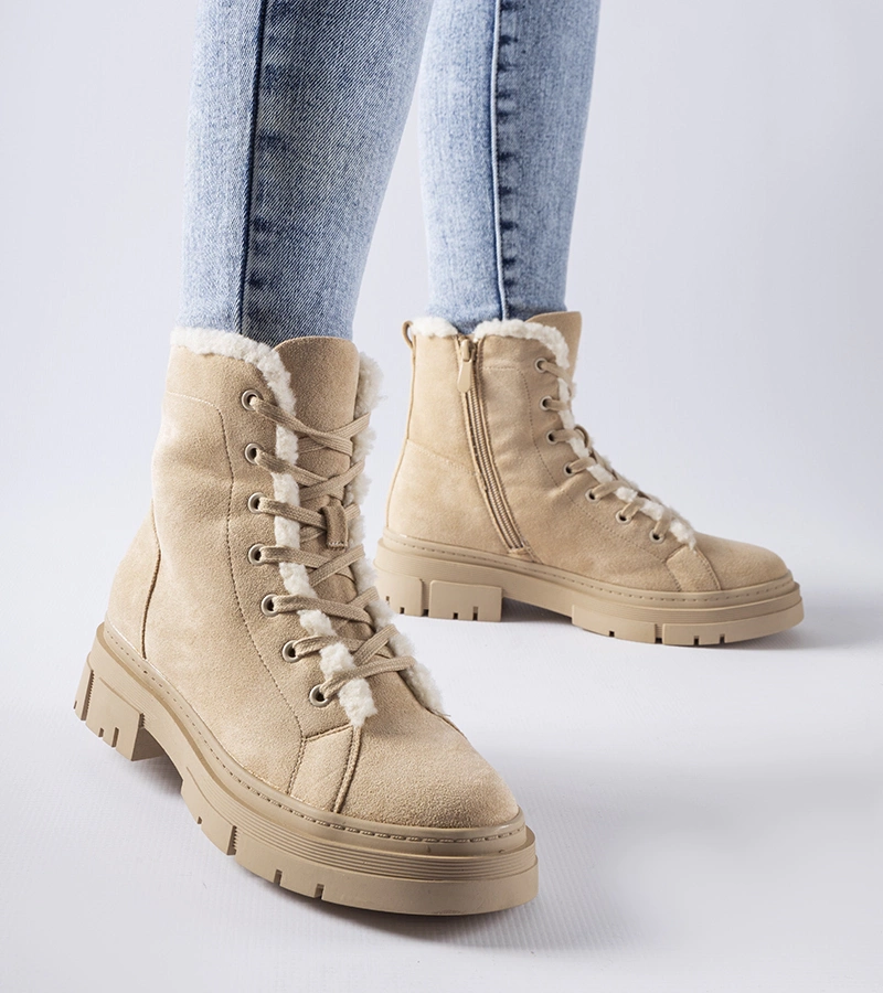 Bezs színű béléssel ellátott, öko-velúrból készült Chamblee bokacsizma