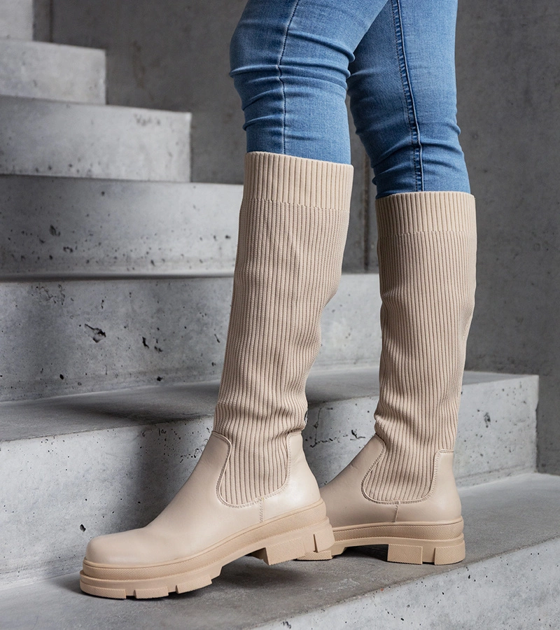 Beige, rugalmas szárú, masszív talpú Elthea csizmák.