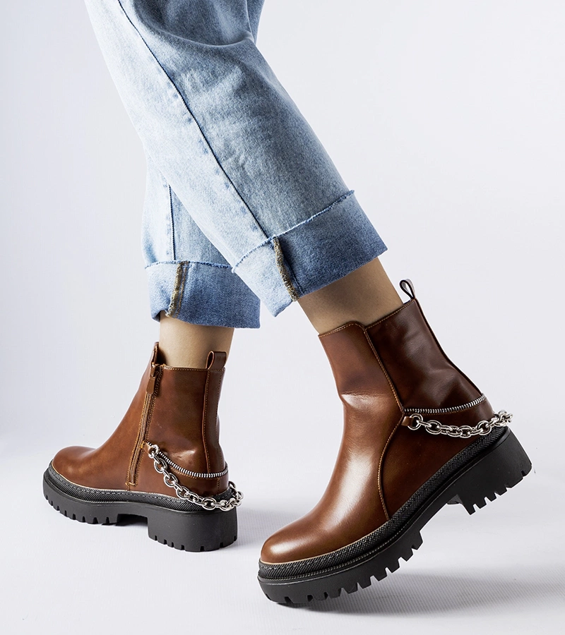 Barna bokacsizma láncos Muqaddim