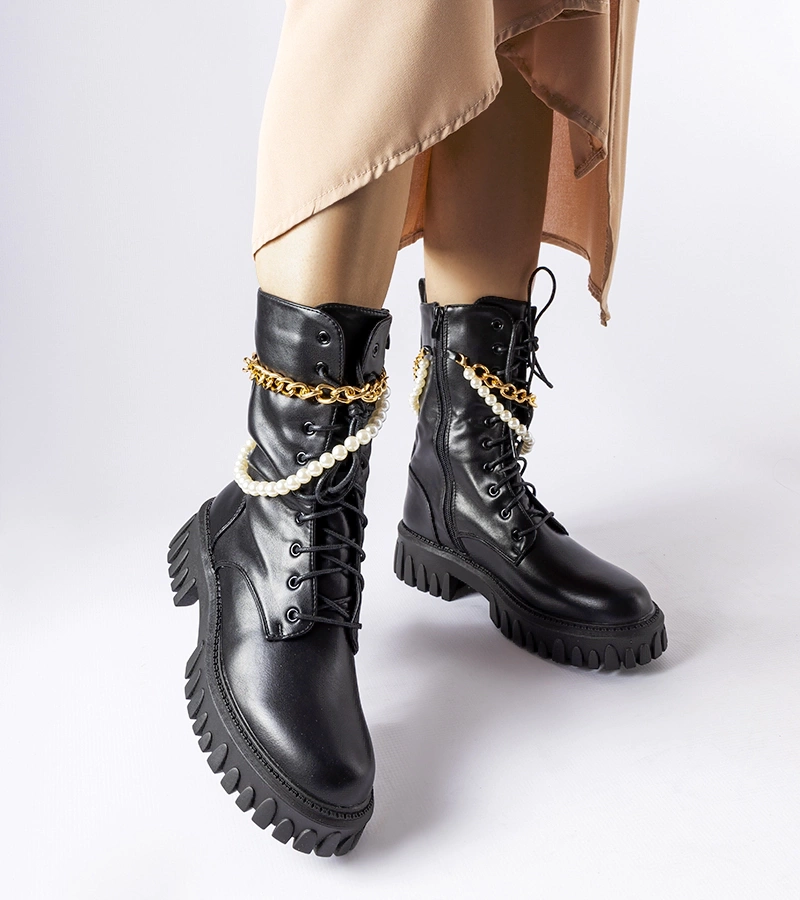 Fekete gyöngyös és láncos Mira bakancsok