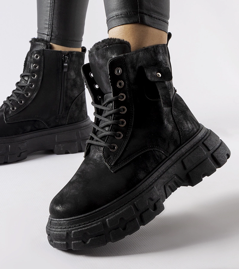 Fekete bélelt szőrme csizma Lina platformmal