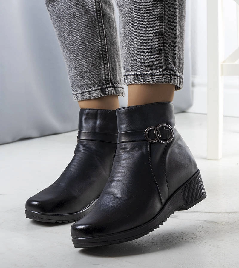 Fekete bélelt bokacsizma Yareli talppal