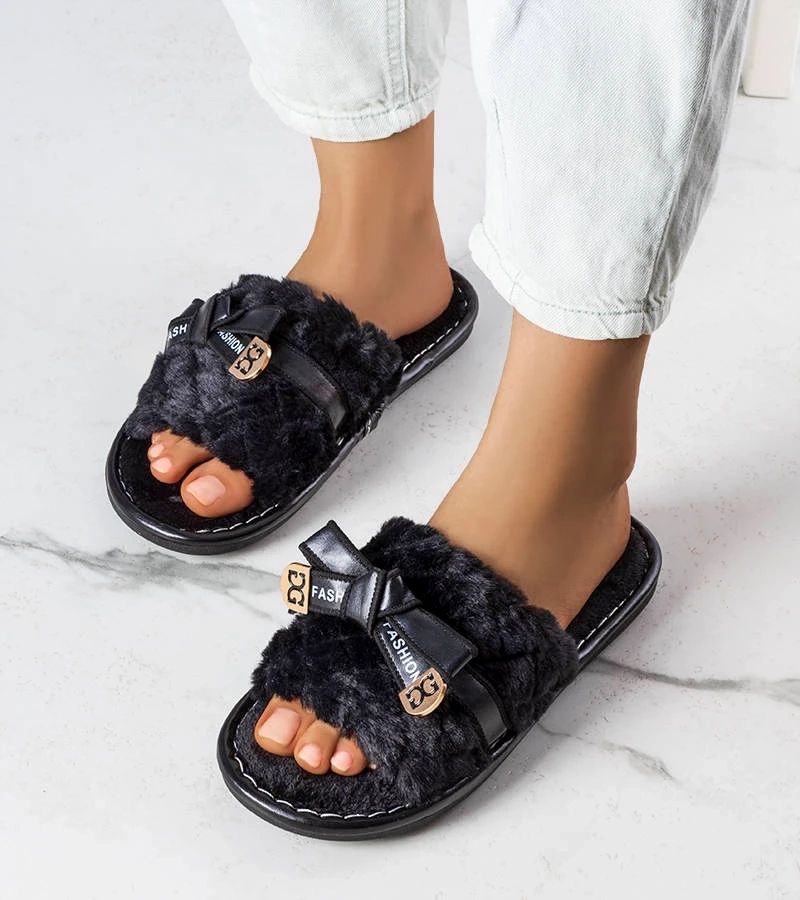 Fekete masnival díszített papucsok Peter