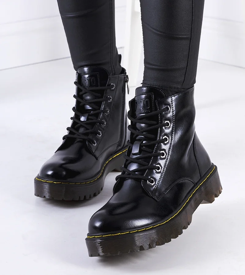 Fekete díszített cipők Yuliya-val