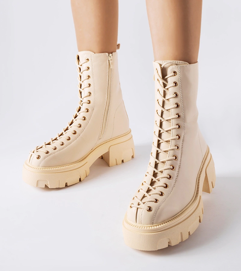 Meleg bézs bocskor díszített kötéssel Amla