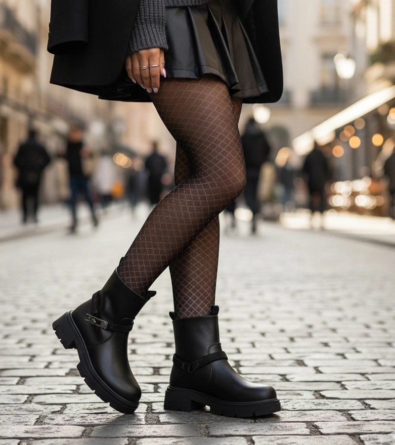 Fekete platformos bokacsizma strasszkövekkel Nathe