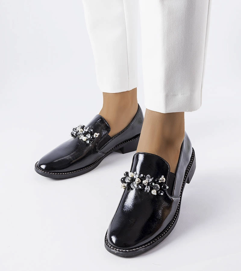 Fekete kristályokkal díszített lakkozott cipők Bonne