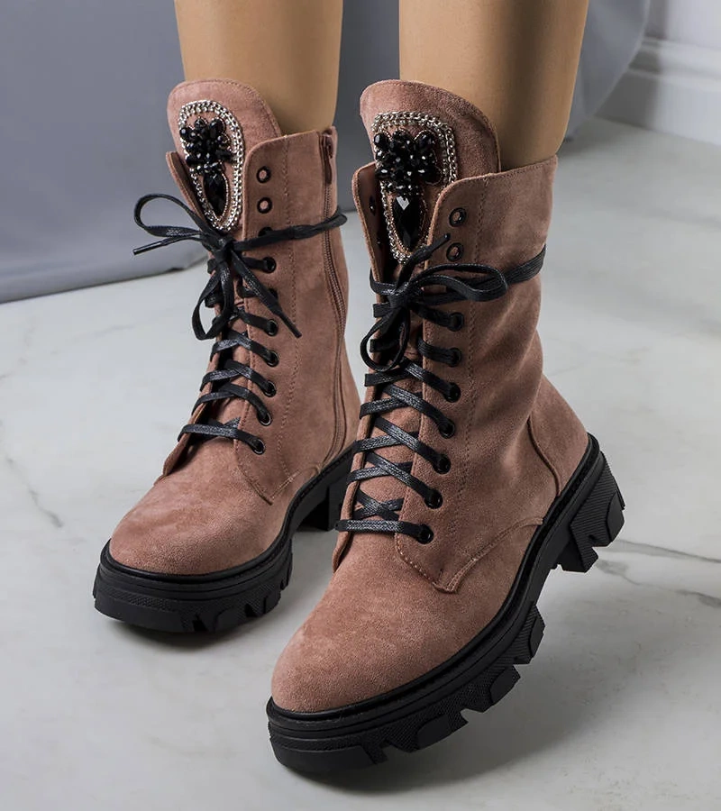 Rózsaszín munkásnadrágok Dalmir kövekkel