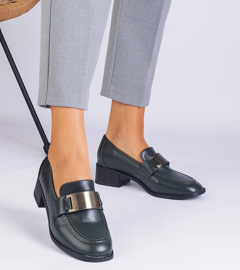 Lunares zöld női félcipő fém díszítéssel sarkon