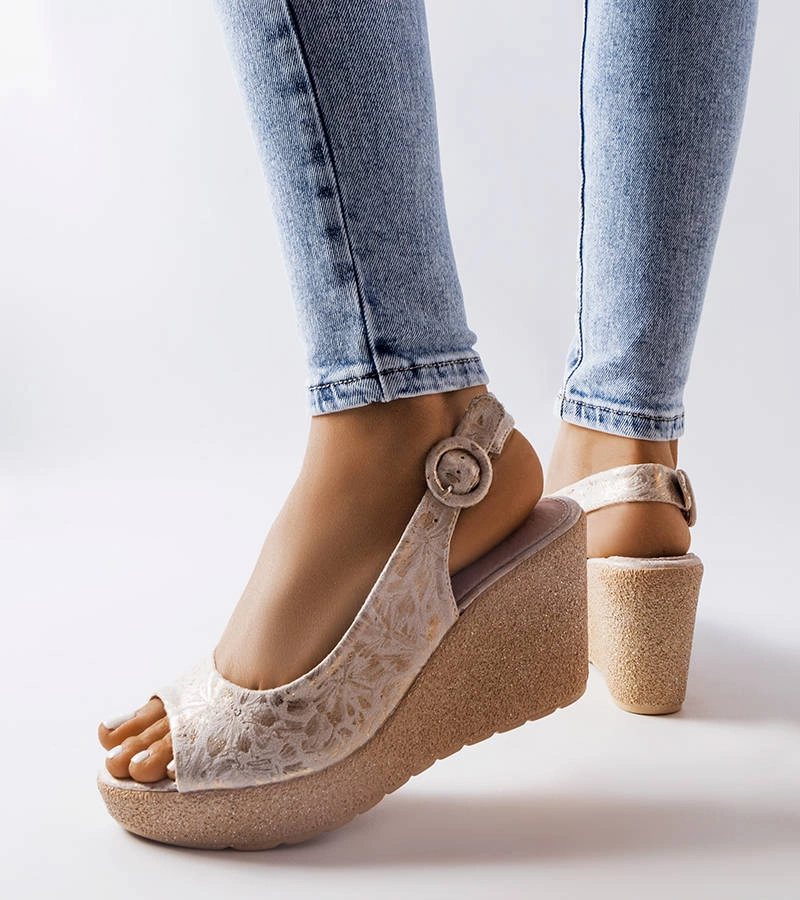 Jarmila bézs szandál talppal