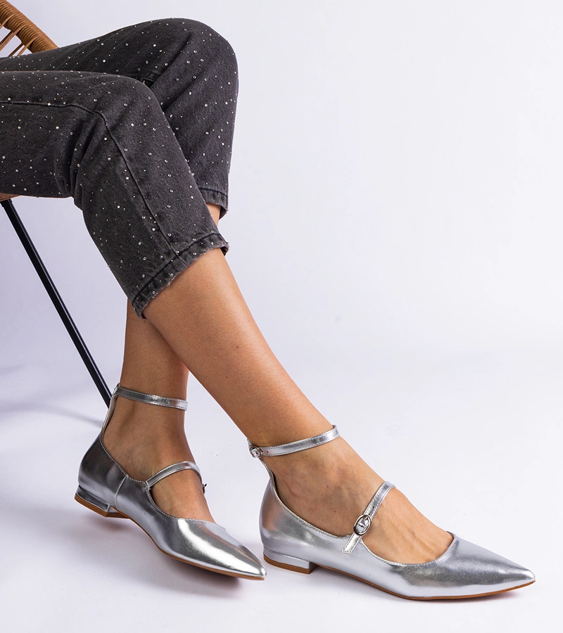 Ezüst balerinacipők lapos sarokkal, csatokkal Ewerida