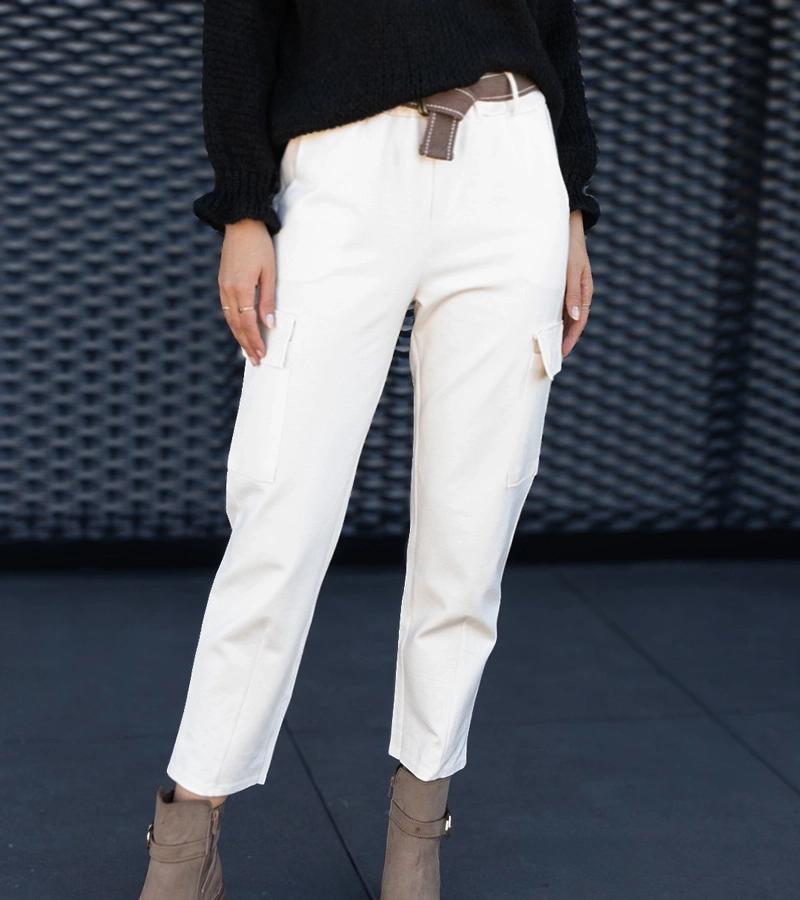 A fehér cargo nadrág Nuala, felvarrt zsebekkel.