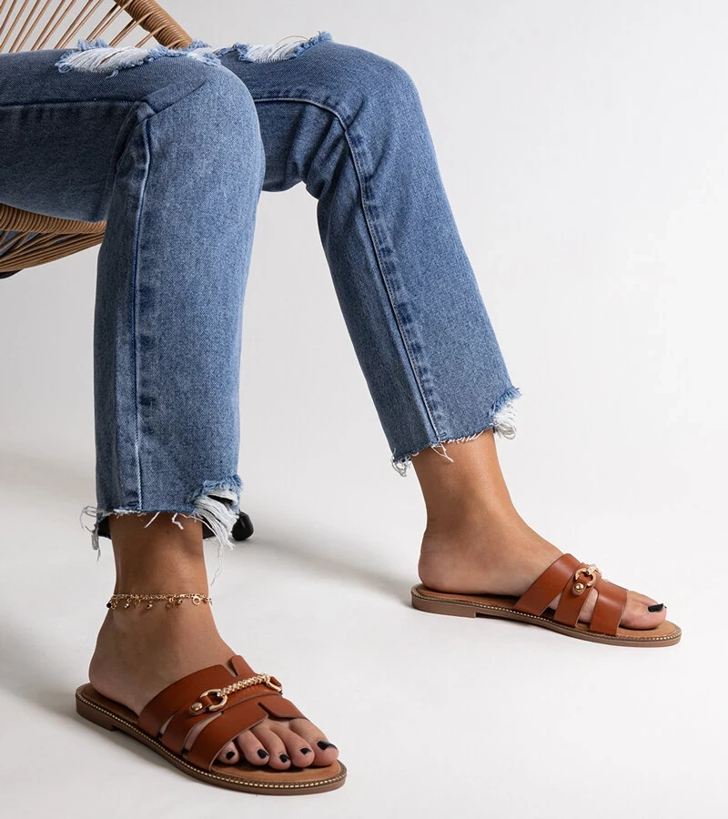 Drahomíra barna papucsok arany kiegészítőkkel