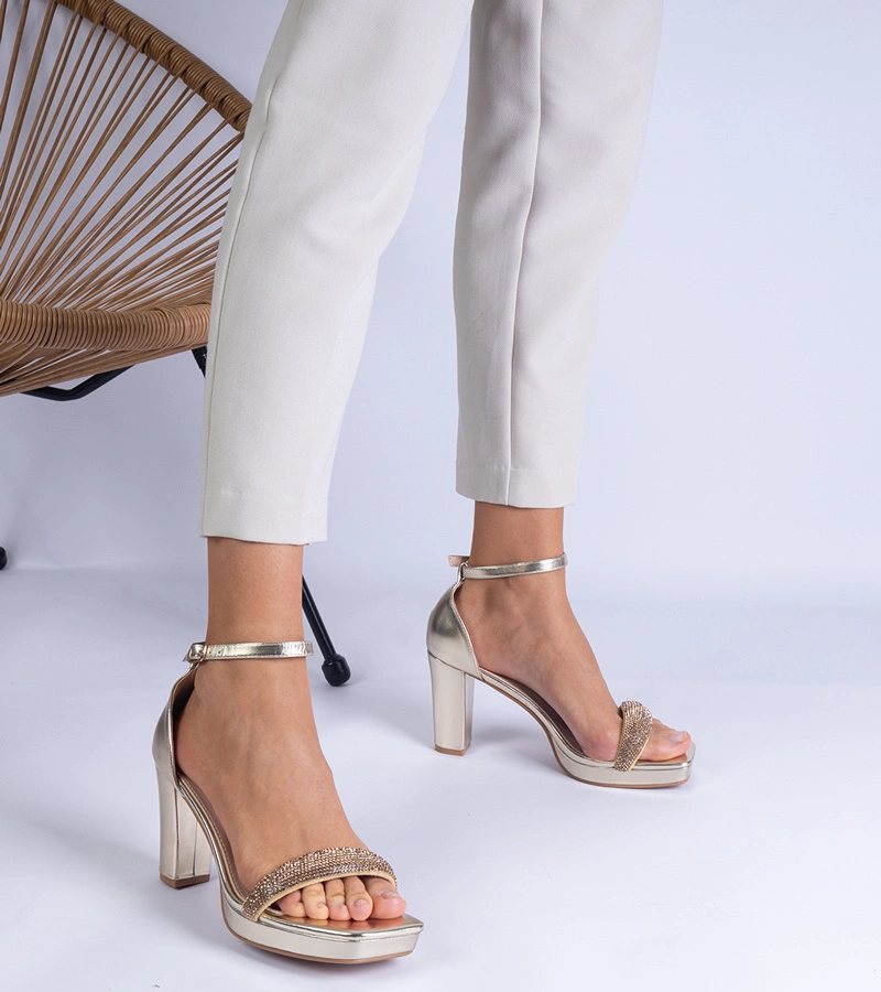 Arany elegáns szandálok oszloppal és cirkóniával Beltusto