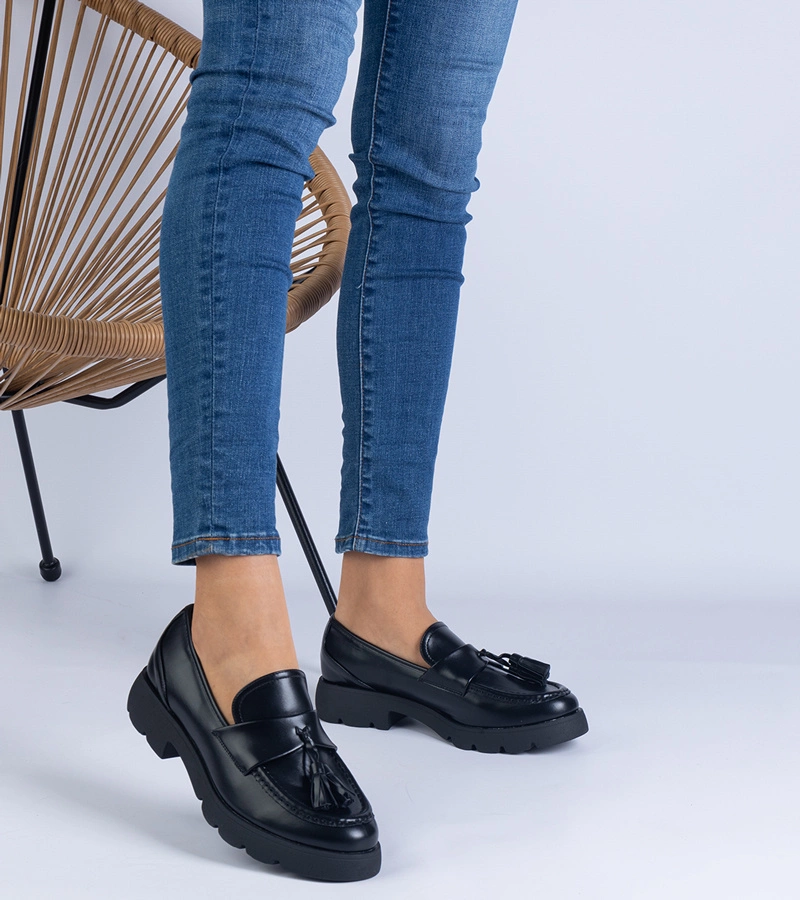 Fekete klasszikus rojtos félcipő Esitta