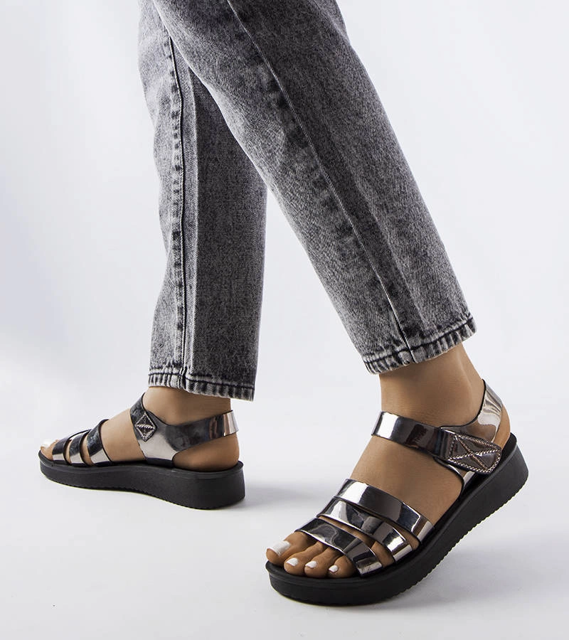 Szürke lakkozott cipők talppal Covillon