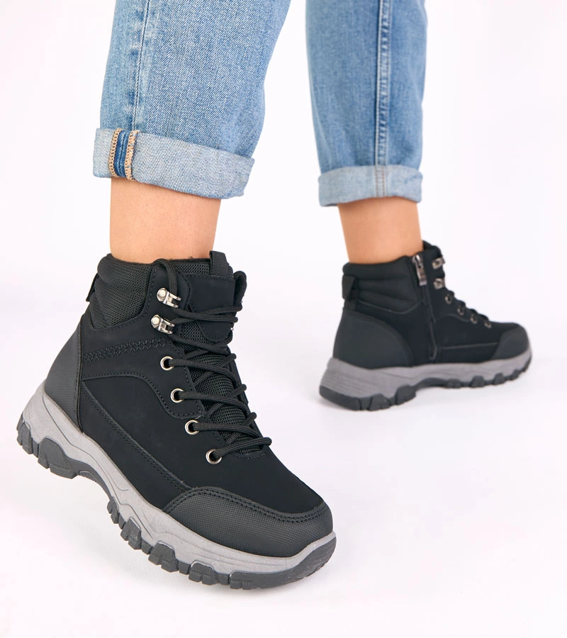 Fekete, szőrmével bélelt, vastagtalpú bakancs Briana