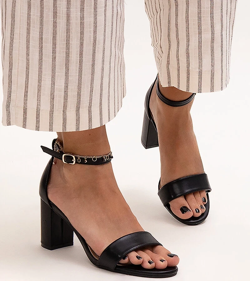 Atifa magas sarkú fekete szandál