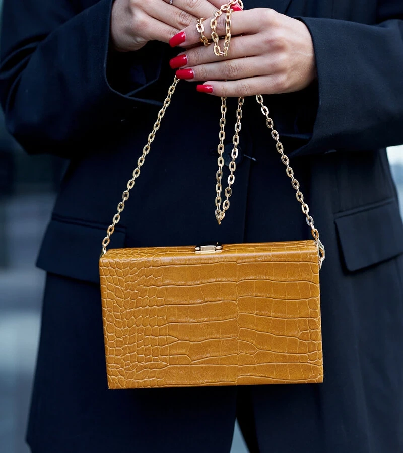 "Sárga 'táskás' típusú táska Dratche láncán"