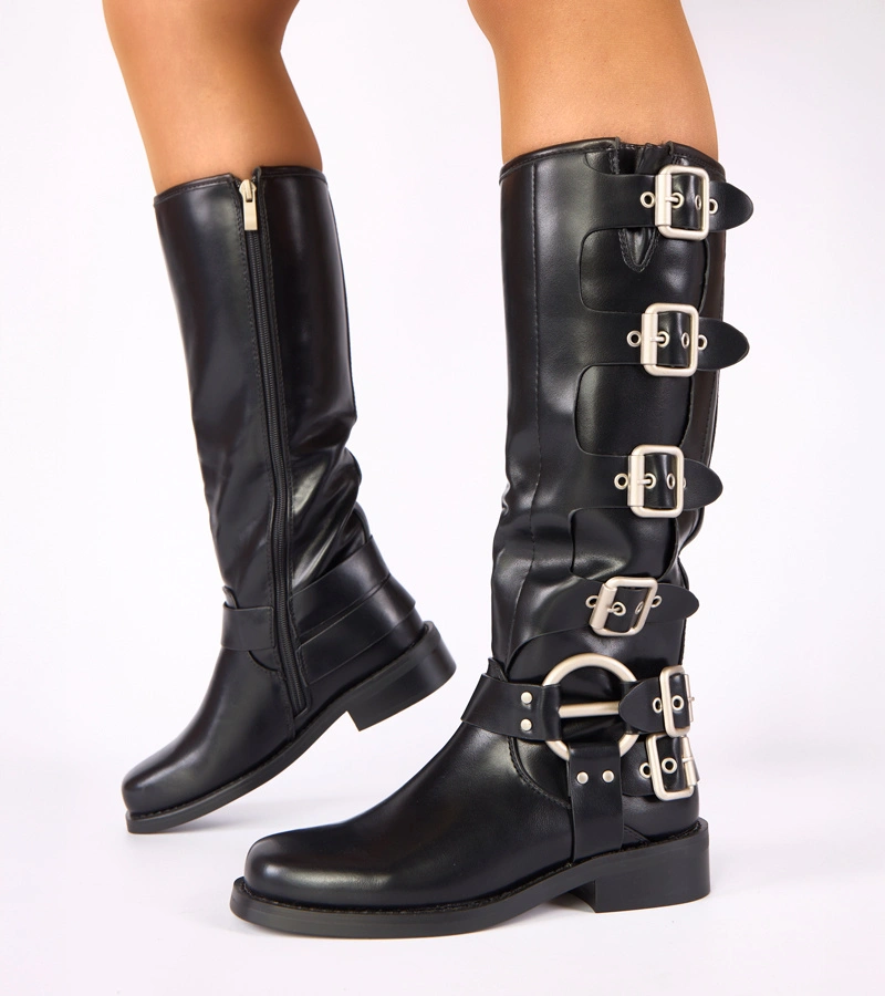 Fekete lapos sarkú csizma csatokkal díszítve Taliba