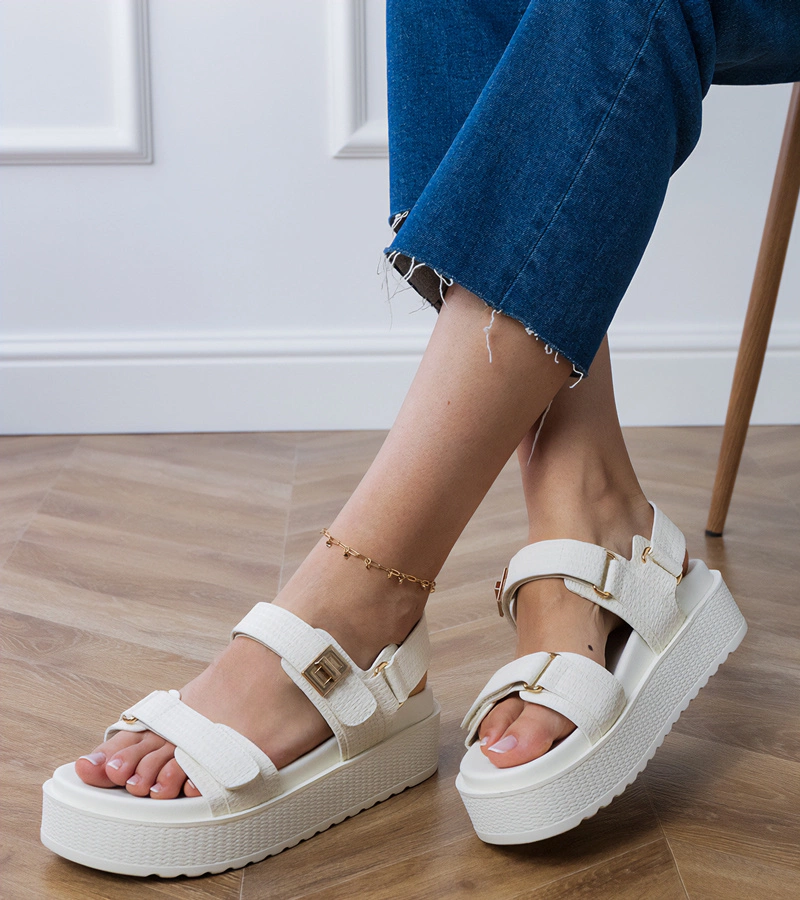 Fehér platformos szandálok tépőzáras pántokkal Areka