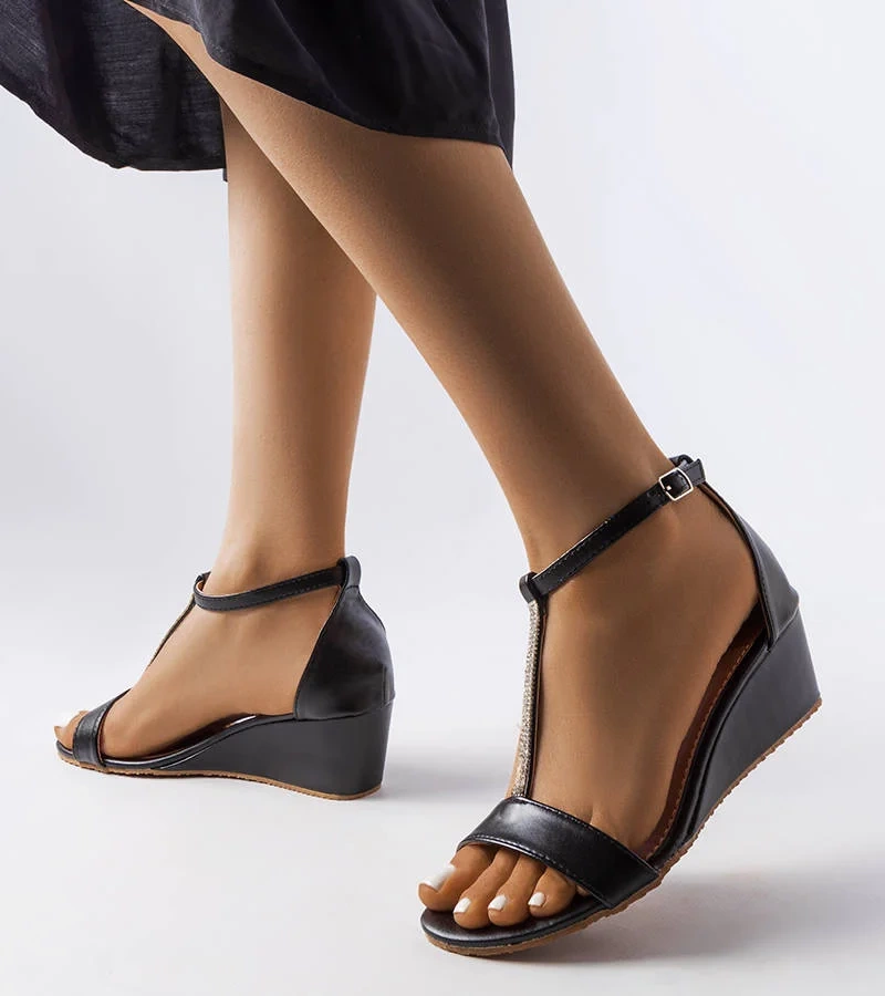 Fekete cipők cirkónia díszítéssel Flusing