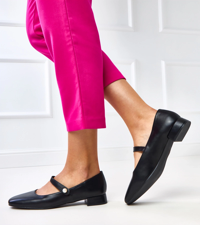 Fekete alacsony sarkú pántos cipő Bakos