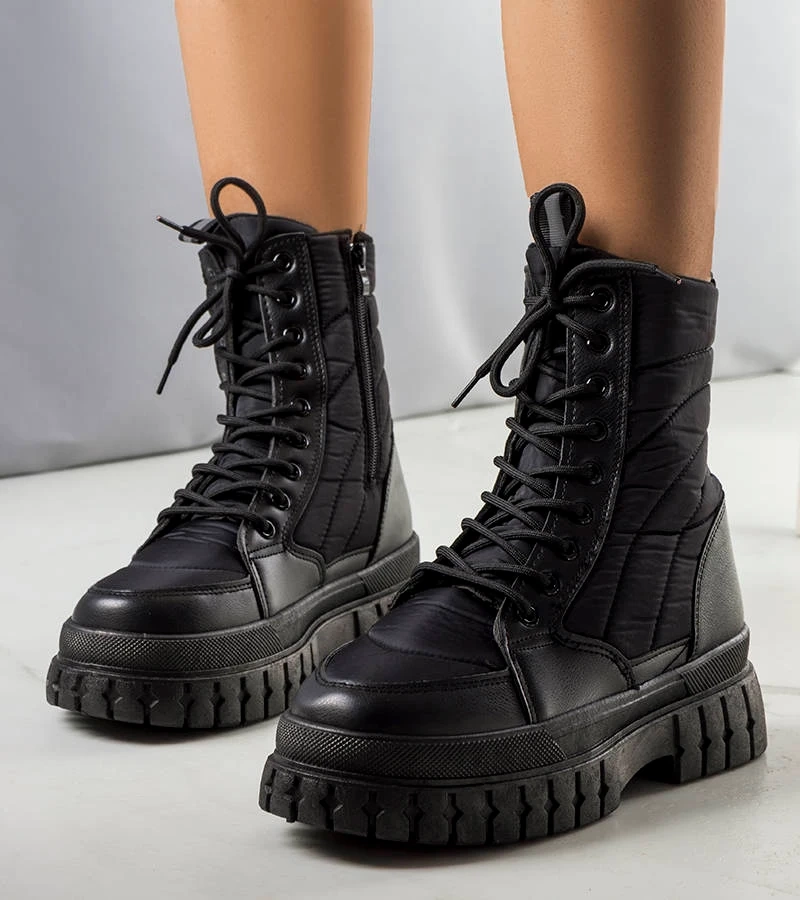 Fekete bélelt hótaposók Arinna