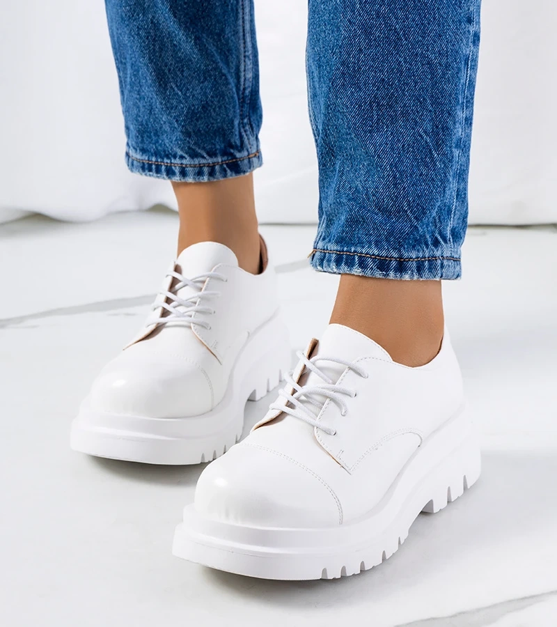 Fehér traktoros talpú félcipők Henty