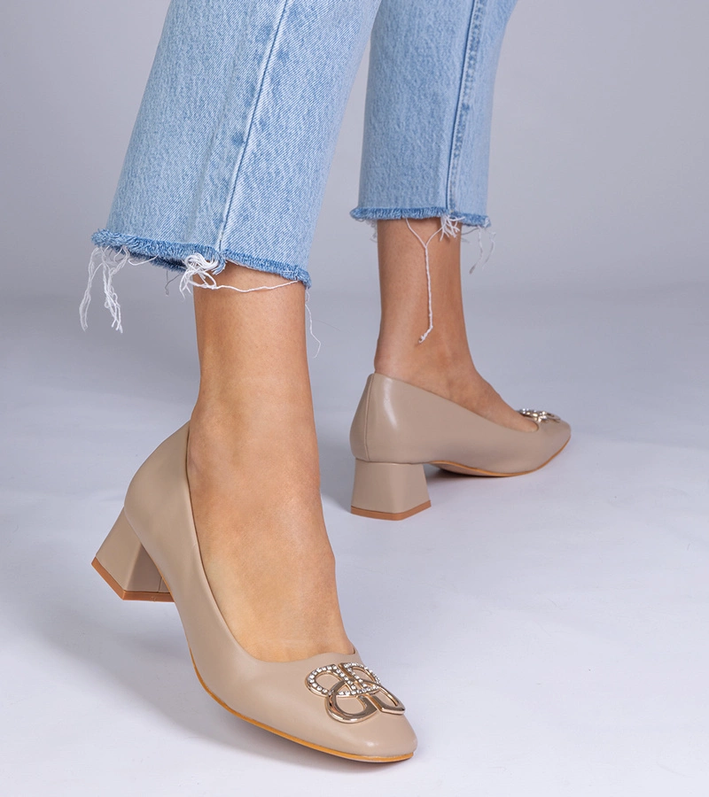 Cahes alacsony sarkú barna cipő cirkóniákkal