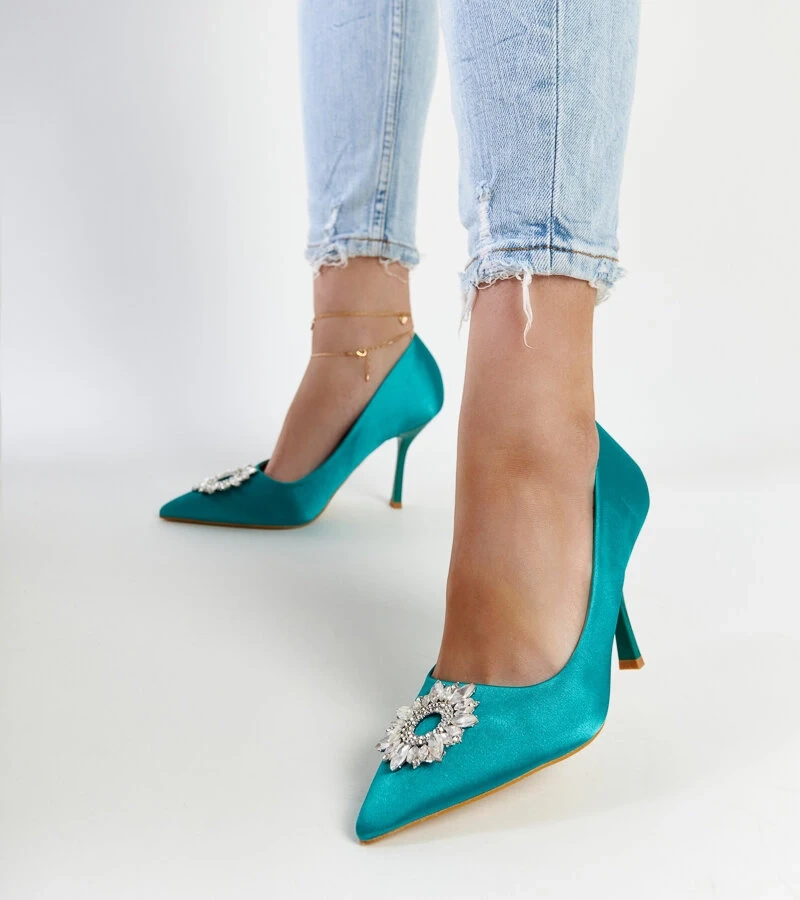 Susegana cirkóniával díszített szatén bevonatú zöld magassarkúak