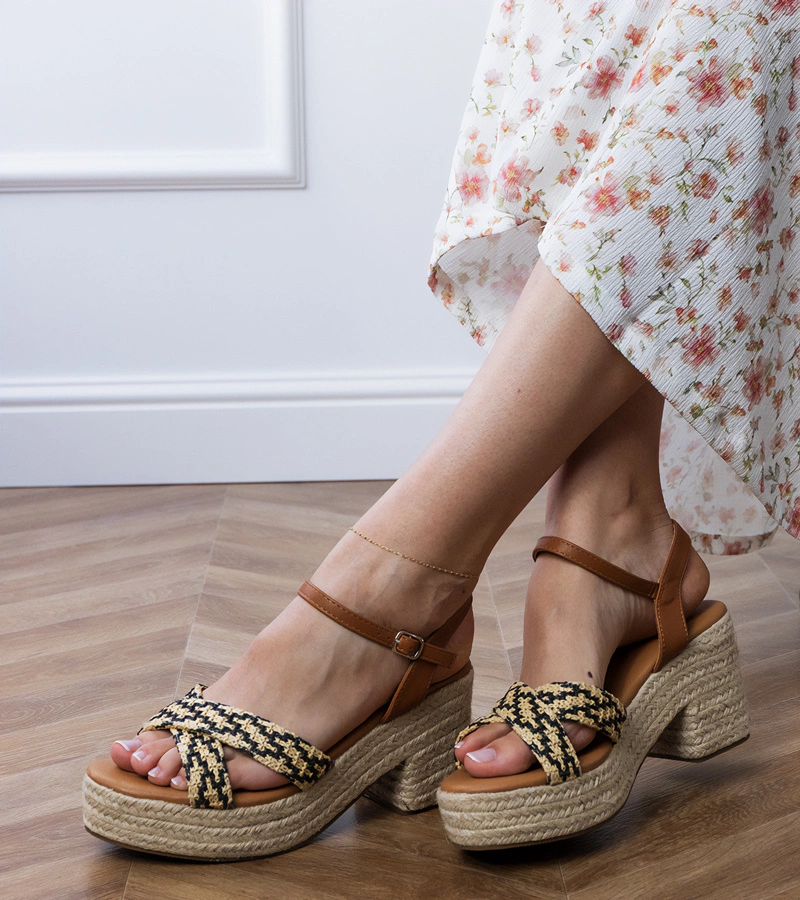 Fekete fonott szandál oszlopon Marfi