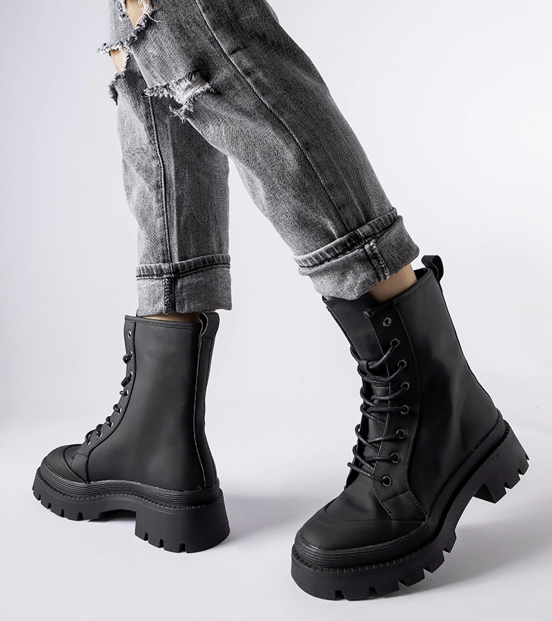 Fekete matt befejezésű Thiery bakancsok