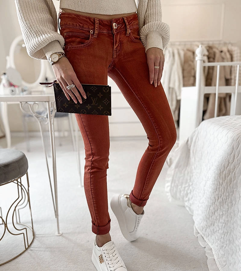 Vörös anyagból készült Faucher nadrág