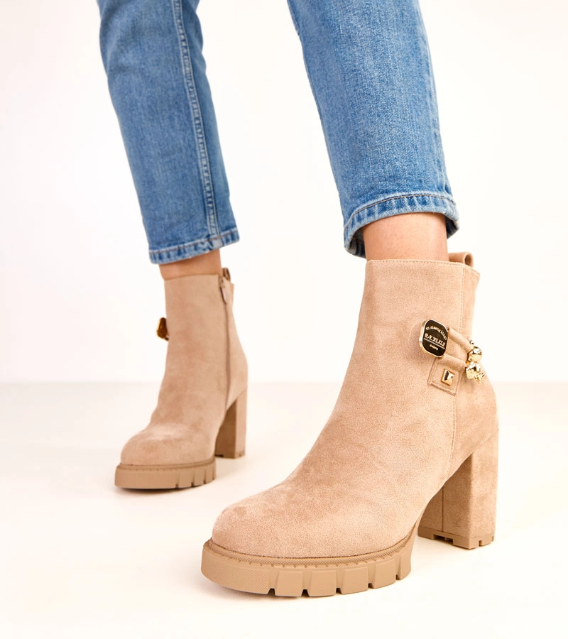 Bézs oszlop sarkú bokacsizma arany macival díszítve Naste