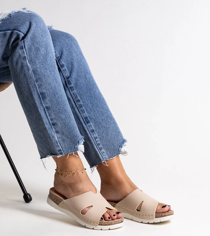 Bézs színű papucsok bőr belsővel Masha