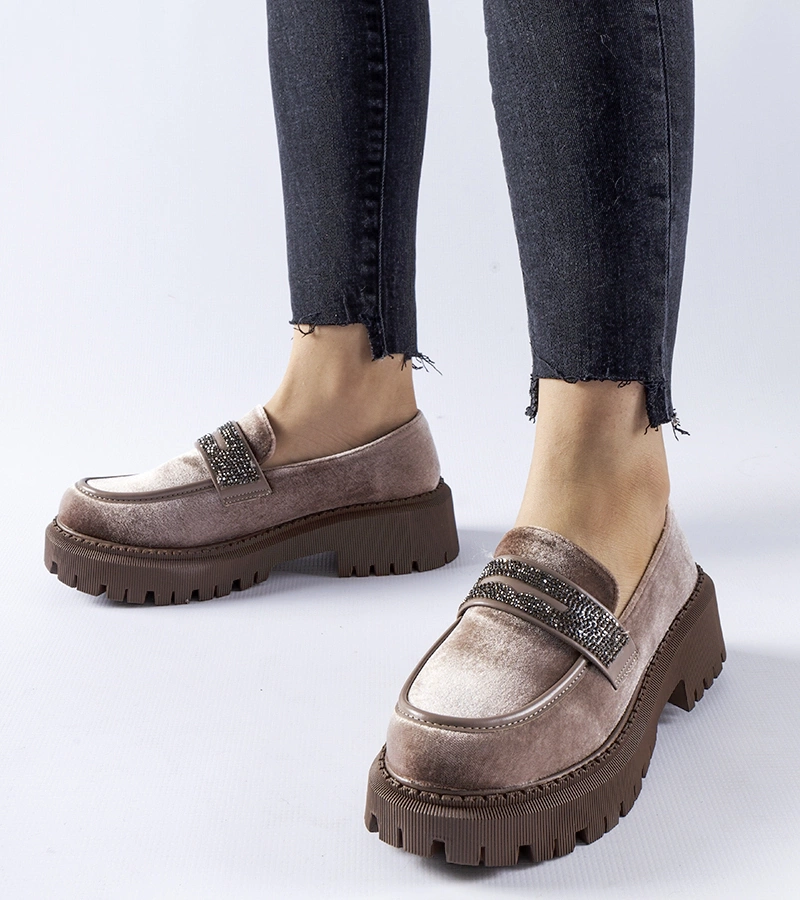 Barna Longuelo cirkóniával díszített mokaszinok