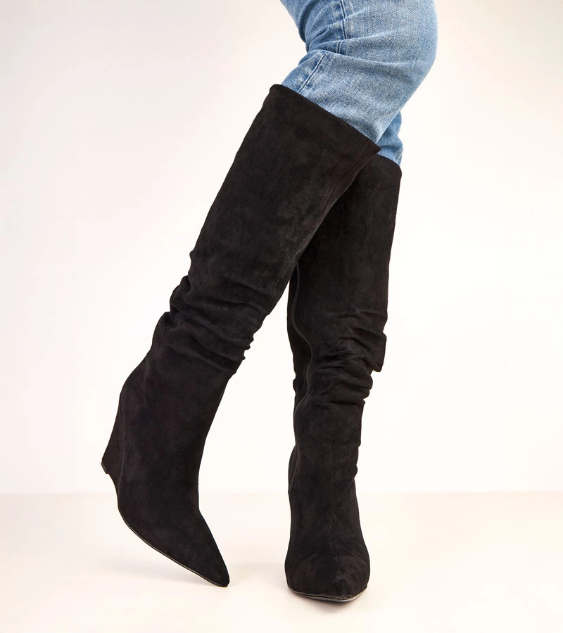 Fekete csizmák keskeny telitalpú sarkon Asena