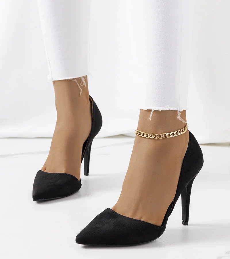 Fekete díszített kivágásokkal rendelkező tűsarkú Nasmah