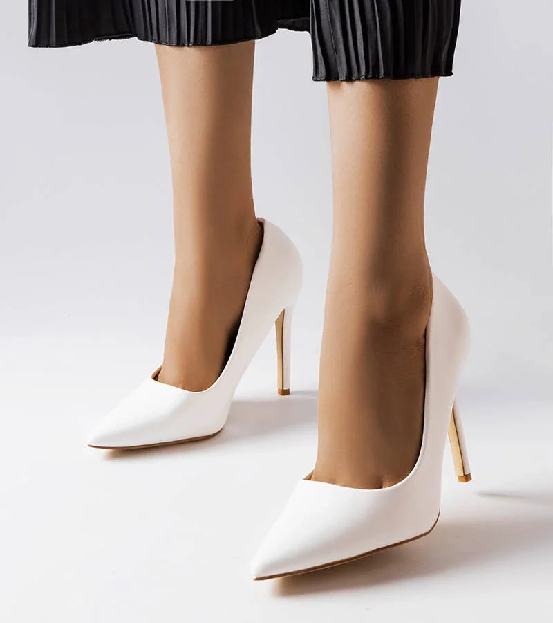 Fehér klasszikus tűsarkú Delis