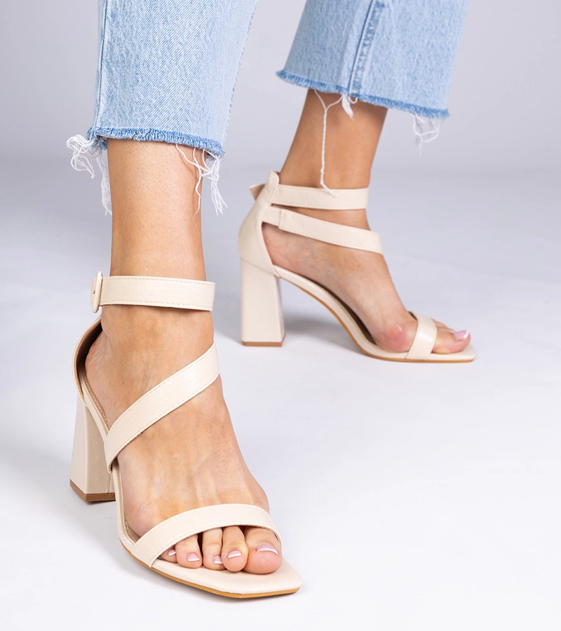 Runaz csatos bézs telitalpú szandál