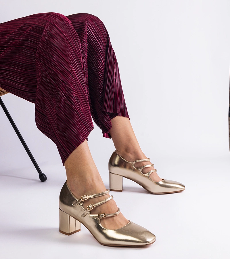 Izida díszes csatos oszlopos arany magassarkú