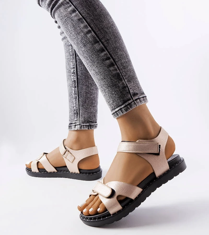 Bellefeuille fényes bézs szandál