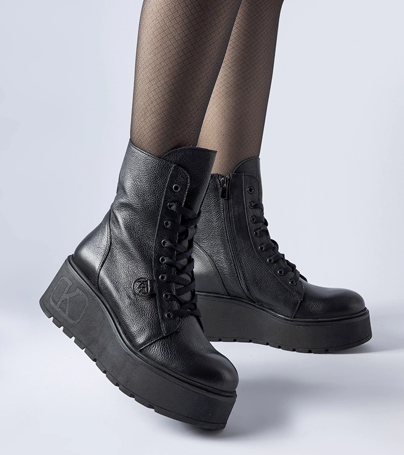 Fekete bőr platform csizma Karino