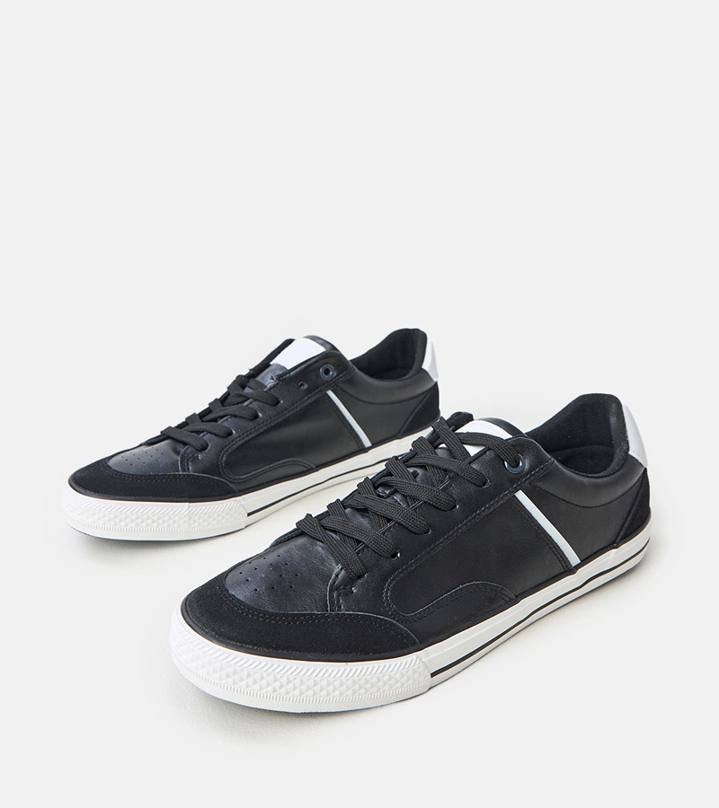 Fekete férfi tornacipő fehér betétekkel William