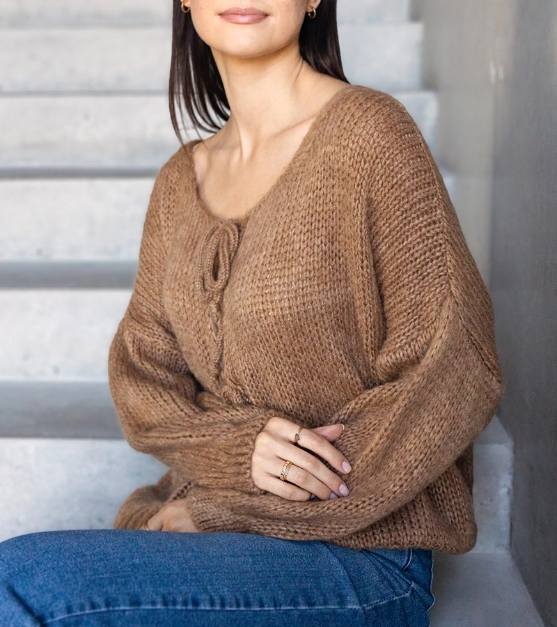 Brązowy wiązany sweterek Sumaia po węgiersku to: **Sumaia barna megkötős kardigán**.