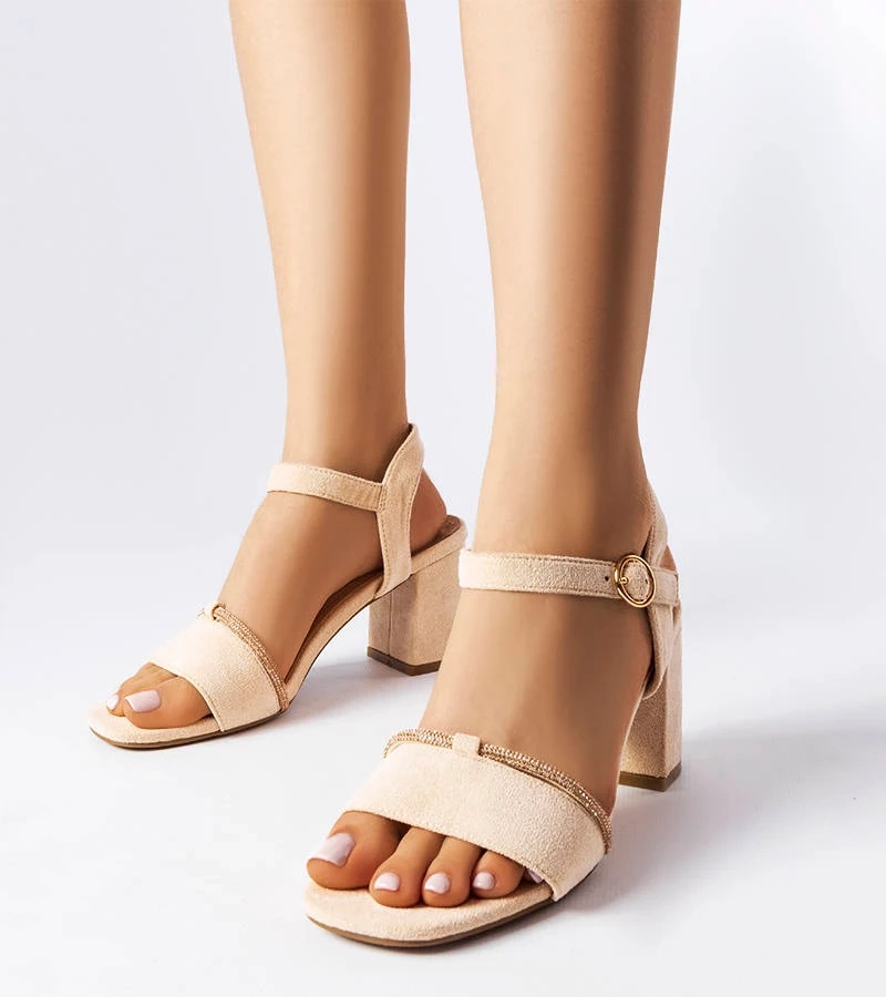 Carolos cirkóniával díszített bézs szandál