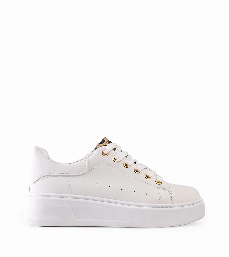 Fehér Asmait edzőcipők látványos díszítéssel