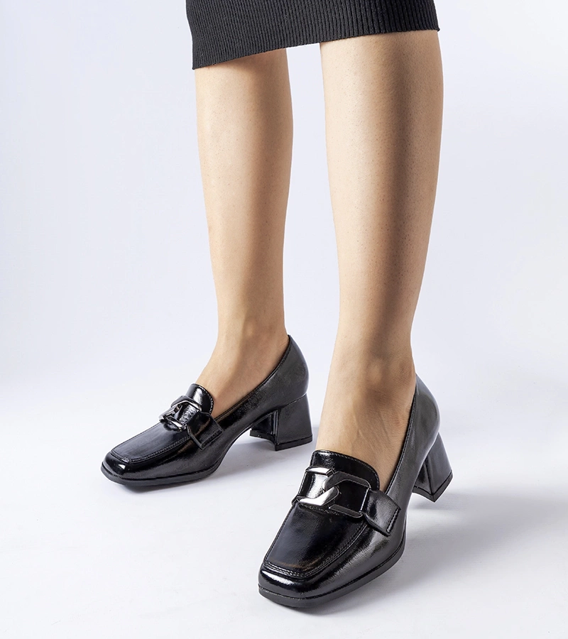 Fekete lakkozott cipőcske Poiano csattal